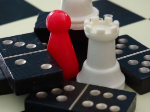 photographie de pions d'échecs et de dominos
