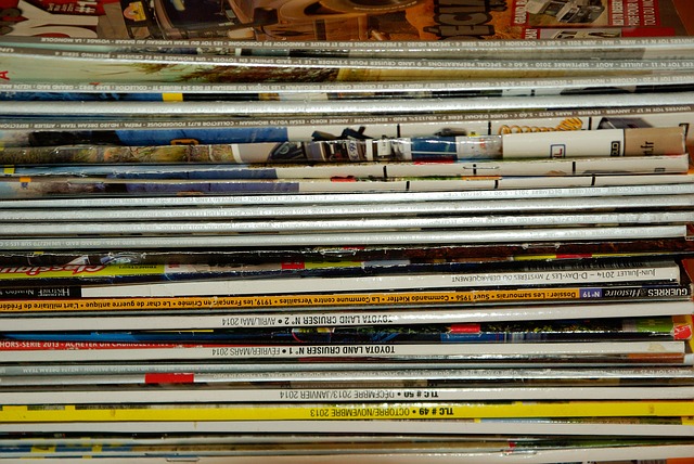 Photographie d'une pile de magazines