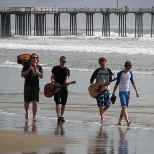 Groupe de jeunes musiciens sur la plage