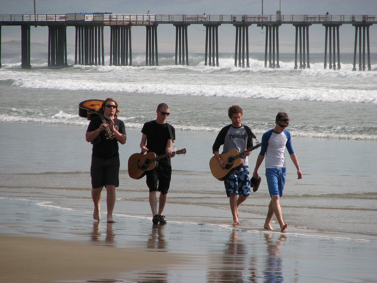 Groupe de jeunes musiciens sur la plage