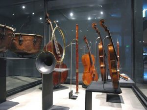 photo d'une vitrine du Musée de la musique