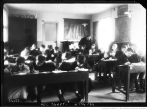 une salle de classe au travail, 1912 / Agence Rol.
