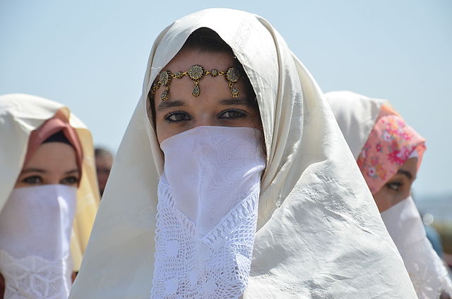 photographie de jeunes femmes voilées de blanc