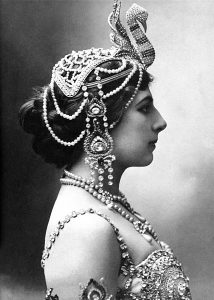 Portrait photographique en noir de Mata Hari de profil