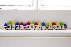 Photo d'une frise de petites maisons avec des lettres formant Home, sweet home