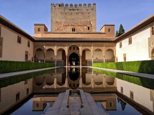 photographie de l'Alhambra vue du bassin