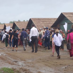 photographie de refugiés rohingyas dans un camp