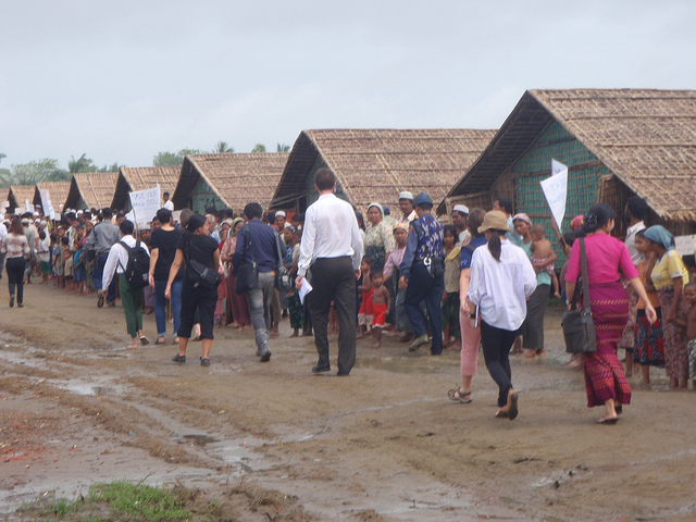 photographie de refugiés rohingyas dans un camp