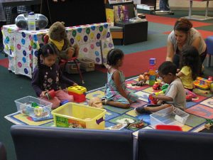 photographie d'enfants jouant dans une ludothèque
