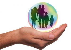 image virtuelle d'une main soutenant une bulle entourant une famille