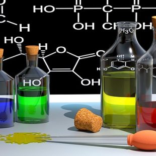 Photographie de flacons de chimie de couleurs variées