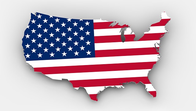 drapeau américain découpé en forme des Etats-unis