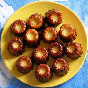 assiette jaunes avec des cannelés