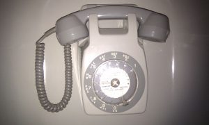 Téléphone gris à cadran des années 70