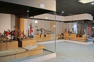 vitrine du musée des instruments de Ceret