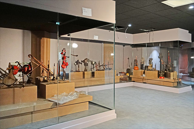 vitrine du musée des instruments de Ceret