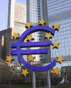 siège de la BCE à Francfort avec un euro en premier plan