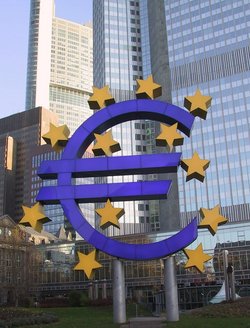siège de la BCE à Francfort avec un euro en premier plan