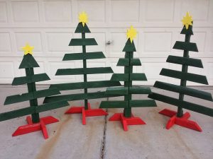 4 sapins en bois verts et pieds rouges
