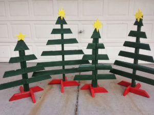 4 sapins en bois verts et pieds rouges