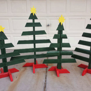 4 sapins en bois verts et pieds rouges