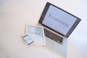 photographie d'un ordinateur, d'une tablette et un smartphone
