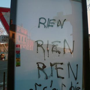 Panneau d'affichage blanc taggé "rien, rien et c'est bien"