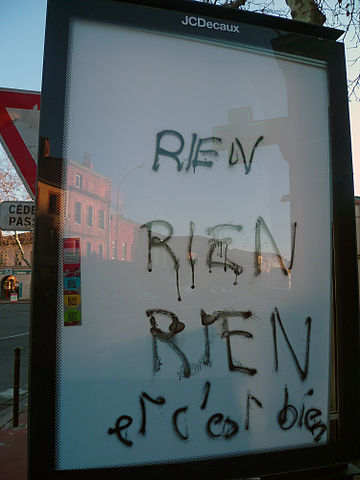 Panneau d'affichage blanc taggé "rien, rien et c'est bien"