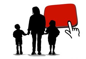 image représentant une silhouette d'adulte donnant la main à deux enfants
