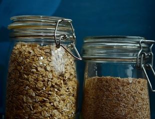 Bocaux en verre remplis de céréales