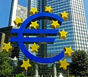 Photomontage d'un euro entouré des étoiles de l'UE devant un building