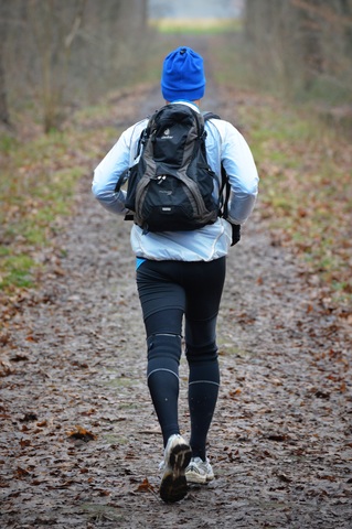 coureur de dos vêtu chaudement