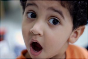 photo d'un visage d'enfant bouche bée