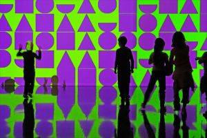 jeunes silhouettes noires sur fond d'image numérique verte et violette