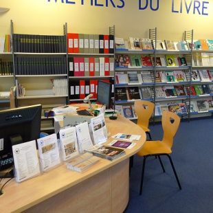 banque de bibliothèque et étagères