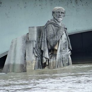 Photo du zouave avec de l'eau jusqu'aux hanches
