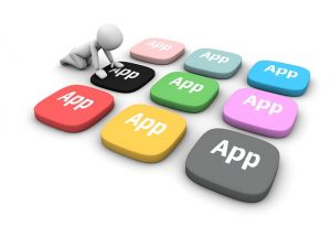 image virtuelle d'un personnage et de touches d'applications
