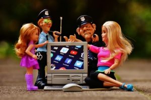 figurines de policiers mère et enfant  autour d'un écran de portable