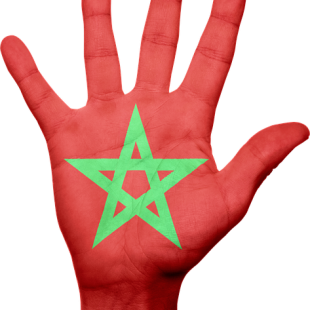main avec drapeau marocain