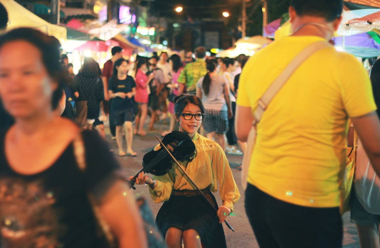 photographie d'une scène de rue avec une jeune violoniste