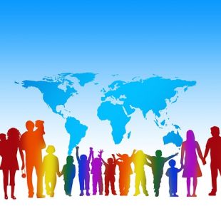 image d'une foule avec les continents en arrière plan