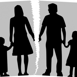 image d'une famille de 4 personnes déchirée en deux