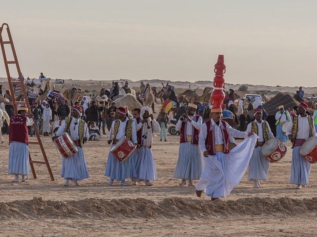 Festival International de Douz à Kebeli en Tunisie le 14 janvier 2017. Homme qui danse avec des pots sur des sons de batterie