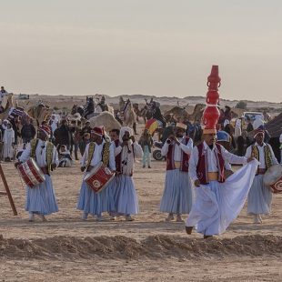 Festival International de Douz à Kebeli en Tunisie le 14 janvier 2017. Homme qui danse avec des pots sur des sons de batterie