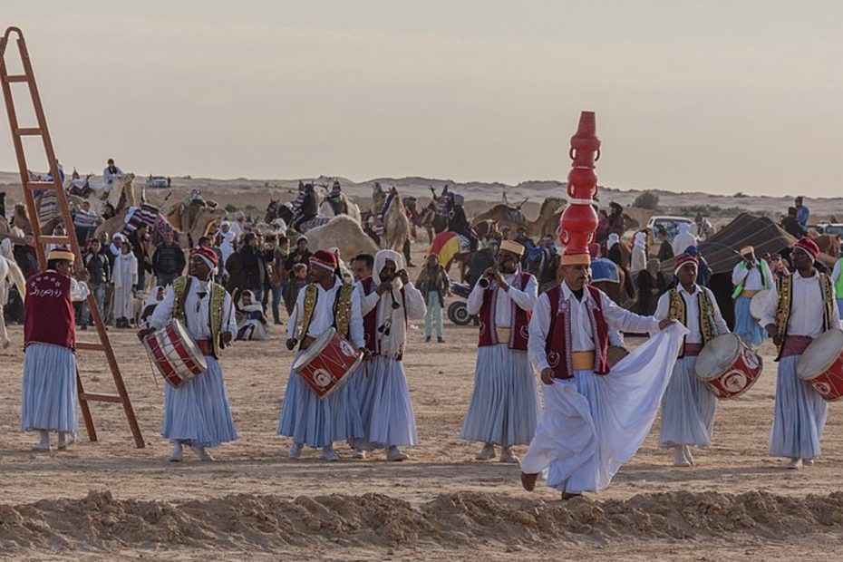 Festival International de Douz à Kebeli en Tunisie le 14 janvier 2017. Homme qui danse avec des pots sur des sons de batterie