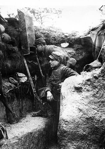 Utilisation d'un périscope dans une tranchée française de première ligne. 1915,
