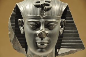 Tête de statue égyptienne 