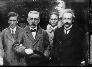 Photographie de Einstein, Professeur Langevin et R. Smith 