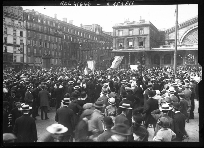 Les mobilisés parisiens devant la gare de l'Est le 2 août 1914.