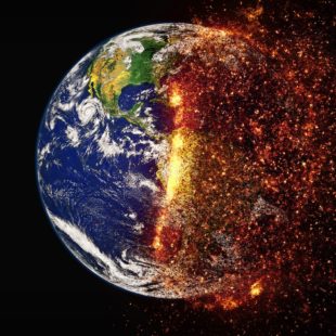 La terre vue de l'espace, une moitié en combustion.
